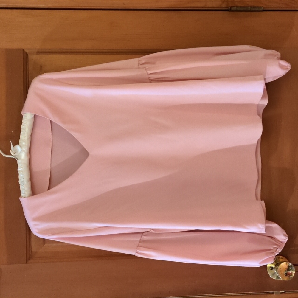 Make Me Chic Elegant Pink V-Neck Women's Top Size Large - Picture 7 of 12